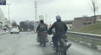 Kasksız Motosikletli, Yakıtı Biten Başka Bir Motosikleti İple Çekti
