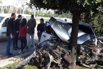 Kontrolden Çıkan Otomobil Refüje Daldı: 2 Yaralı
