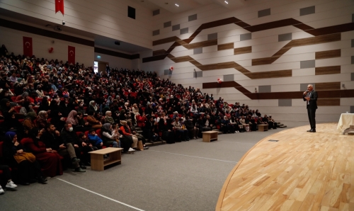 KÜTÜPHANELER HAFTASI’NDA BEKİR DEVELİ, KİTAPSEVERLERLE BULUŞTU