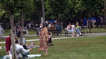 Maskeyi Takan Vatandaşlar Sahillere Akın Etti
