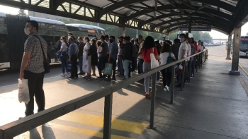 Metrobüs Durağında Endişe Oluşturan Görüntüler
