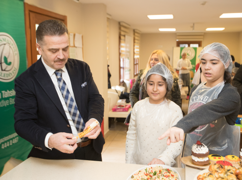 Minik Eller Mutfakta Hem Eğleniyor Hem Öğreniyor