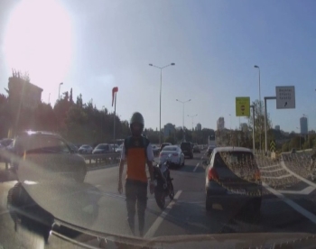 Motosikletli, Otomobildeki Aileye Saldırdı
