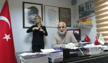 Muhtar, İşaret Dili Tercümanı İle Vatandaşları Korona Virüse Karşı Bilgilendiriyor
