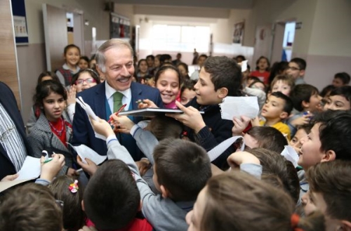 ÖĞRENCİLERİN BAŞKAN AYDINER SEVGİSİ