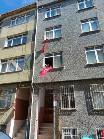 Polis Ekiplerinden Minik Kıza Anlamlı Hediye
