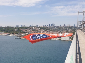 Şampiyon Başakşehir Bayrakları Köprülerde
