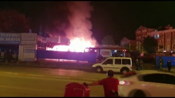 Sancaktepe’De Oto Yıkama Kuaförü Alev Alev Yandı; 1 Yaralı
