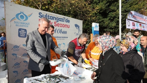 Sultangazi Belediyesi’nden Ücretsiz Balık Dağıtımı! Lüferler Başkan Dursun’dan