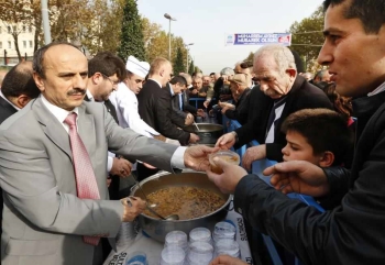 Sultangazi’de Aşure Dağıtımı