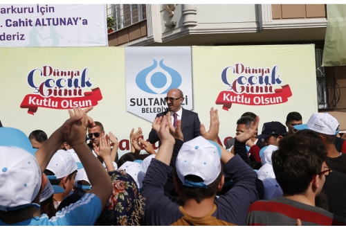 Sultangazi'de Suriyeli Çocuklar Barış İçin Beyaz Güvercin Uçurdu