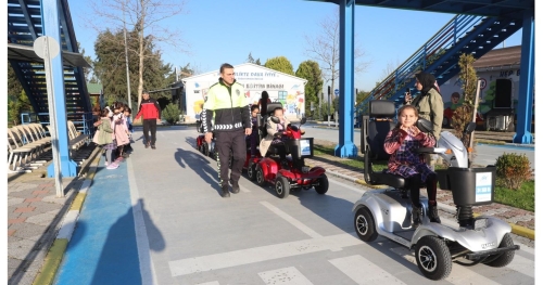 Sultangazili Çocuklar Deprem ve Güvenli Trafik Eğitim Parkında Uygulamalı Öğreniyor