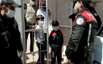 Televizyonda Gördükleri Sürpriz Doğum Günü Kutlamaları İki Kardeş İçin De Gerçek Oldu
