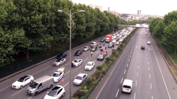 Tem Otoyolu Üzerindeki İntihar Girişimi Trafiği Felç Etti
