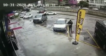 Temizlik Görevlisinden Örnek Davranış: Yerde Bulduğu Para Dolu Poşeti Sahibine Teslim Etti
