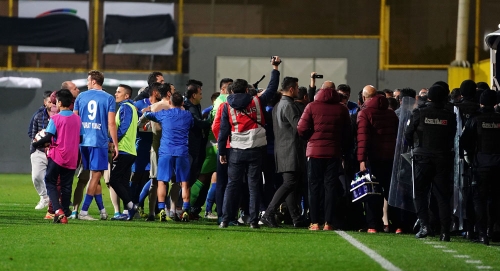 Tuzlaspor - Galatasaray maçının ardından saha karıştı