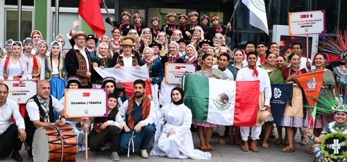 ULUSLARARASI HALK DANSLARI FESTİVALİ RENKLİ GÖRÜNTÜLERE SAHNE OLDU