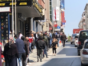 Vatandaş Kurala Uymadı, Polis Ekibi Aracından İnerek Böyle Sıraya Dizdi
