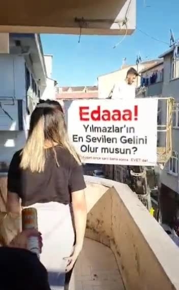 Vinç Sepetinden Sürpriz Evlilik Teklifi
