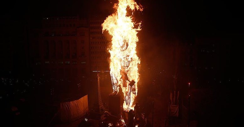 'Las Fallas Festivali'nde dev kuklalar ateşe verildi