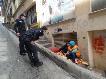 (Özel) ‘Babam Dilendiriyor’ Diyen Çocuklara Polis Yardım Etti
