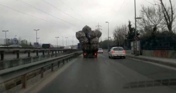 (Özel) Aşırı Yüklenen Kamyon Görenleri Şaşkına Çevirdi
