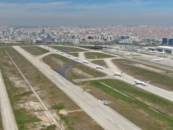 (Özel) Atatürk Havalimanı Pisti, Uçakların Park Alanı Oldu
