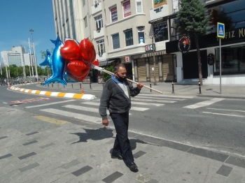 (Özel) Balon Satmak İçin Sokağa Çıkan 71 Yaşındaki Seyyar Satıcı Siftah Yapamadan Evine Döndü
