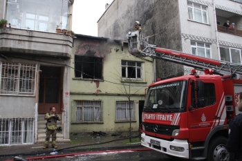 (Özel) Bayrampaşa’Da Gecekondu Alev Alev Yandı
