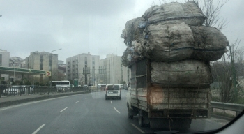 (Özel) Beyoğlu’Nda Aşırı Yüklü Kamyon, Trafikte Tehlike Saçtı
