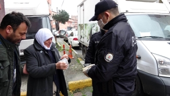 (Özel) Beyoğlu Polisinden 83 Yaşındaki Kadına Yardım Eli
