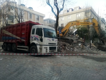 (Özel) Depremde Hasar Gören Binayı Yıkan Kepçe, Sağlam Binaya Da Zarar Verdi
