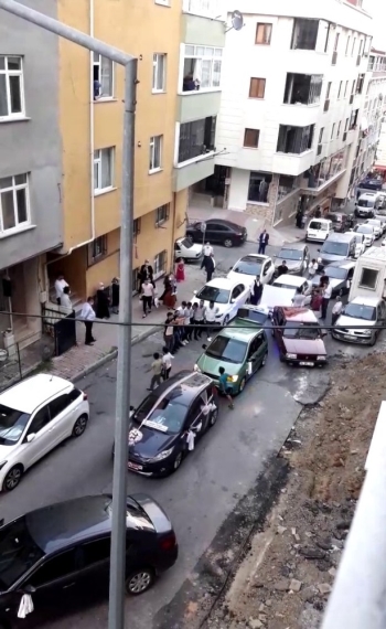 (Özel) Düğün Konvoyu İçin Yolu Kapattılar, Halay Çektiler
