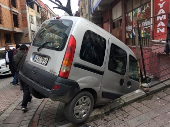 (Özel) Ehliyetsiz Sürücü Kaldırımda Duran Çocuğa Çarptı
