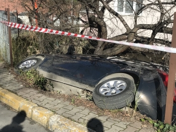 (Özel) Eyüpsultan’Da İlginç Kaza, Görenler Döndü Bir Daha Baktı
