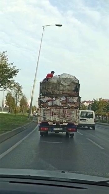 (Özel) Hurdaların Üzerinde Tehlikeli Yolculuk Kamerada
