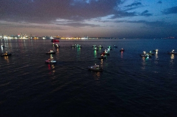 (Özel) İstanbul Boğazında Balıkçıların Zorlu Mesaisi
