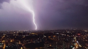 (Özel) İstanbul’Da Geceyi Aydınlatan Şimşekler Havadan Görüntülendi
