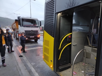 (Özel) İstanbul’Da Hafriyat Kamyonu İett Otobüsüne Çarptı: 9 Yaralı
