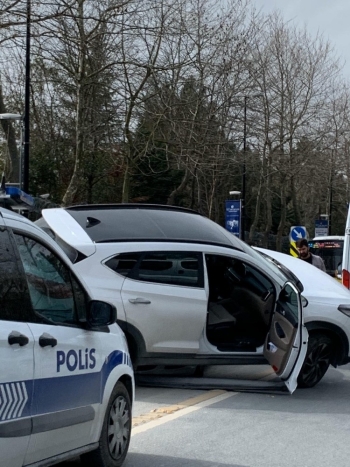 (Özel) İstanbul’Da İlginç Kaza: Cip Otomobilin Üstüne Çıktı
