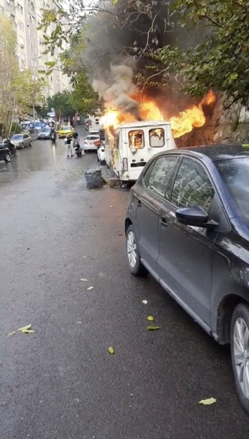 (Özel) İstanbul’Da Korku Dolu Anlar: Minibüsler Alev Alev Yandı
