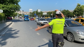 (Özel) İstanbul’Da Polisle Tıka Basa Dolu Minibüs Arasında Nefes Kesen Kovalamaca Kamerada
