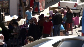 (Özel) İstanbul’Un Göbeğinde Sosyal Mesafesiz Ve Seçmece Pazar Alışverişi
