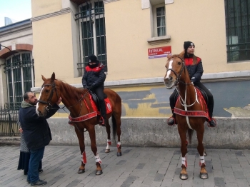 (Özel) İstiklal Caddesi’Nde Atlı Polislerin Geçidi Turistlerden Büyük İlgi Gördü
