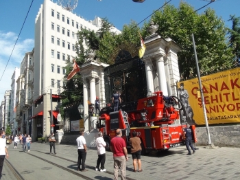 (Özel) İstiklal Caddesi’Nde İtfaiyeden Sansar Operasyonu
