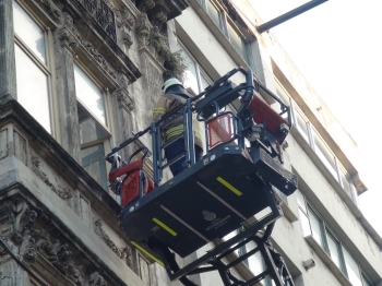 (Özel) İstiklal Caddesi’Nde İtfaiyenin Çalışmasını İzleyen Vatandaşlar Sosyal Mesafeyi Unuttu
