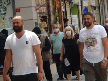 (Özel) İstiklal Caddesi’Nde Manzara Aynı: Maskesiz Onlarca İnsan Sokaklarda
