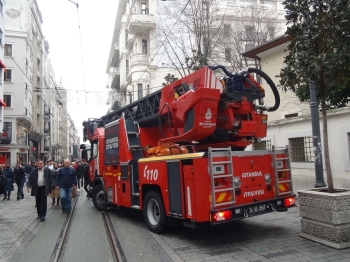 (Özel) İstiklal Caddesinde Cami Çatısına Çıkan Kedi İtfaiyecilere Zor Anlar Yaşattı
