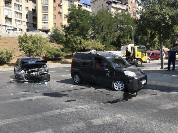 (Özel) Kırmızı Işıkta Geçti Otomobil Ve Motosiklete Çarptı: 3 Yaralı
