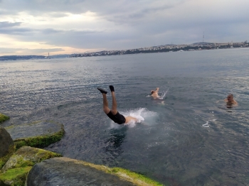 (Özel) Kısıtlama Kalkınca Sahile Akın Edip Denize Girdiler
